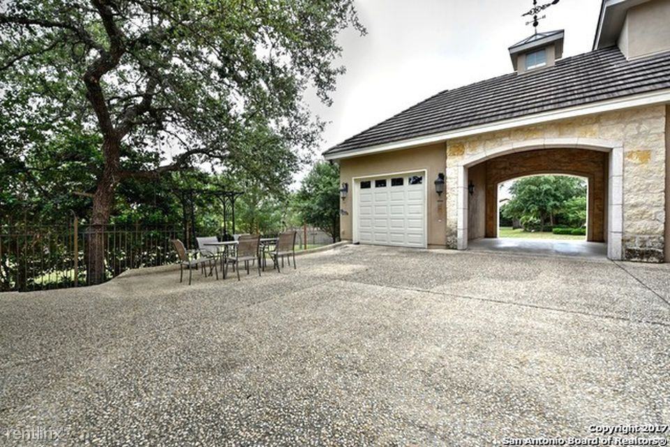 10 Kings Tower - Photo 2 of 25