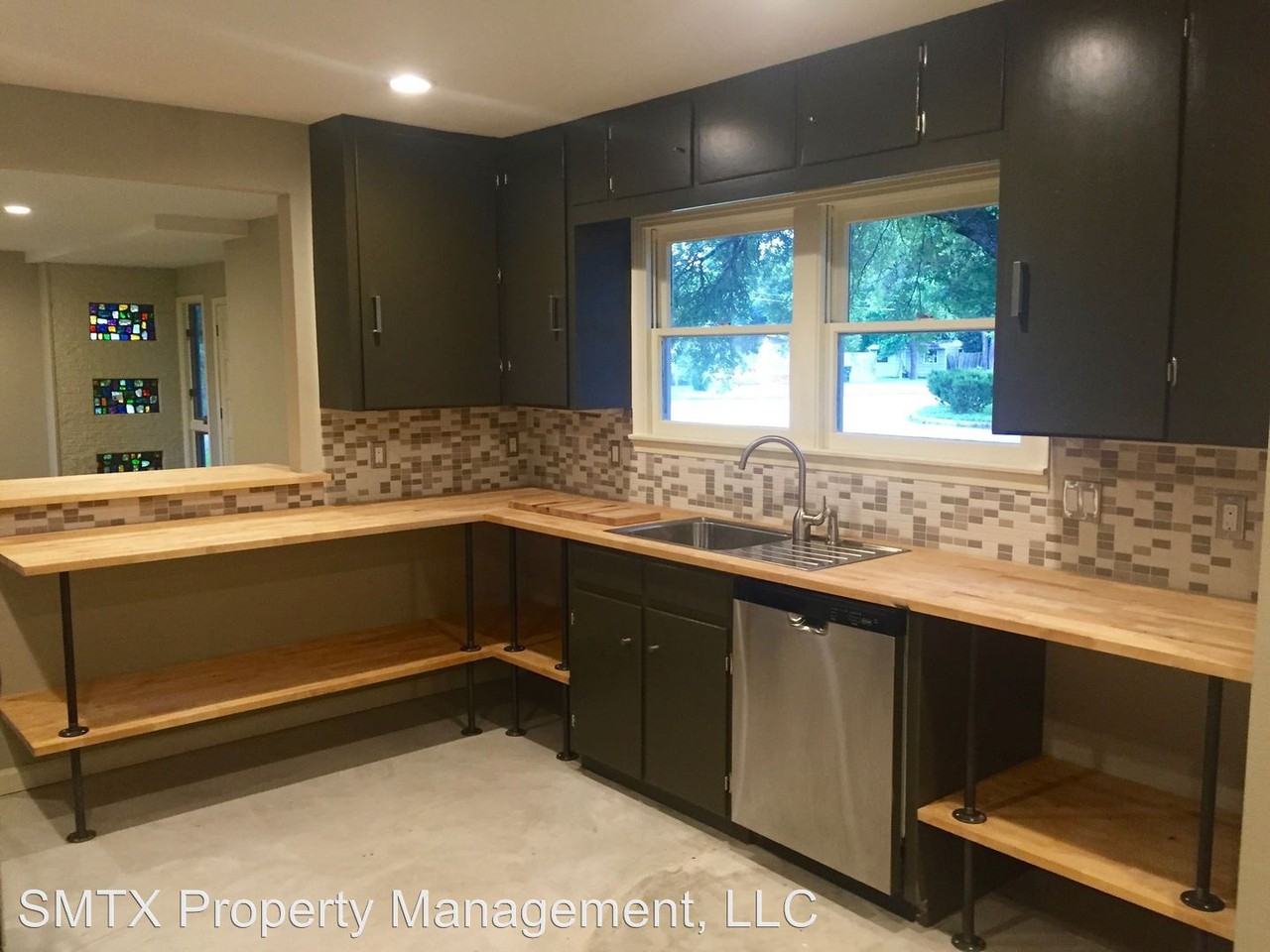 702 Conway Dr - Photo 2 of 12