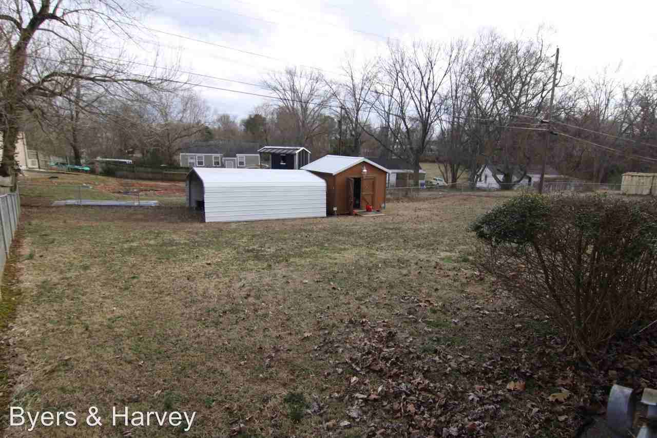 411 Circle Dr - Photo 2 of 9