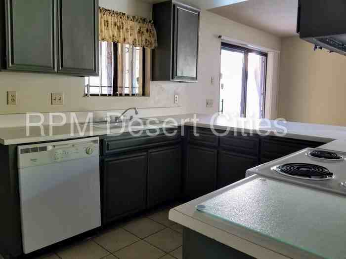 567 N Hermosa Dr - Photo 3 of 17