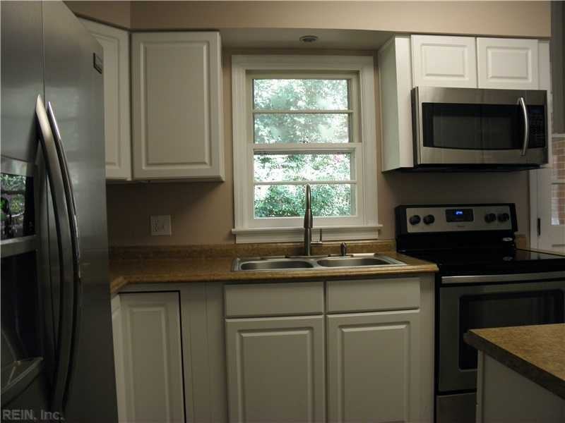 4 Lakeview Dr - Photo 3 of 8