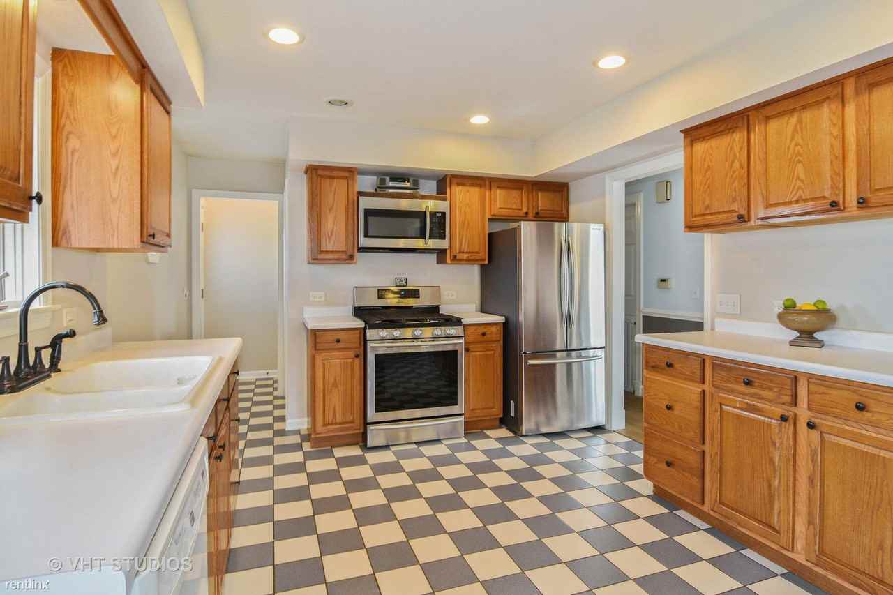 21304 W Highland Dr - Photo 3 of 10