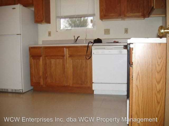 221 Center Dr - Photo 3 of 11