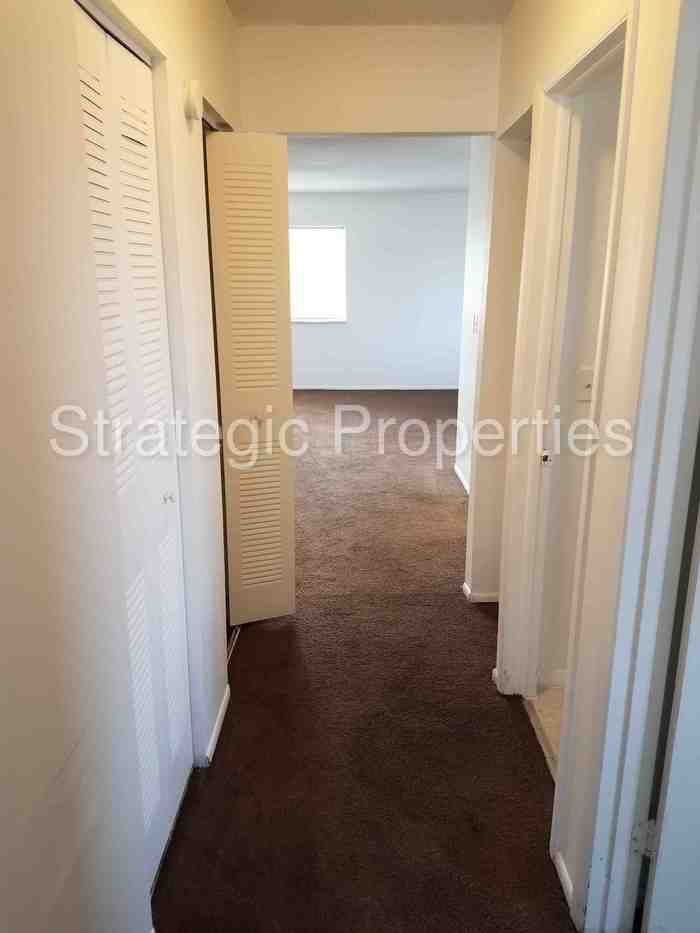 207 Tiffany Dr E - Photo 3 of 21