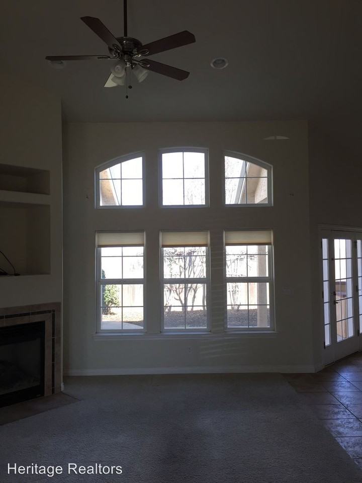 1046 Lords Ct - Photo 3 of 18