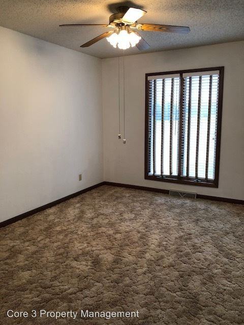 2432 Lindbergh Blvd - Photo 2 of 10