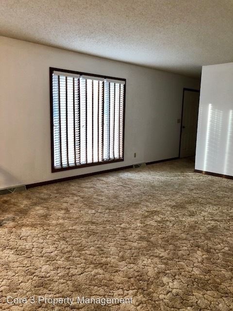 2432 Lindbergh Blvd - Photo 3 of 10
