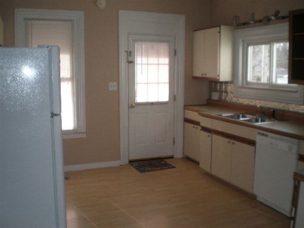 347 N Broadway St - Photo 2 of 9
