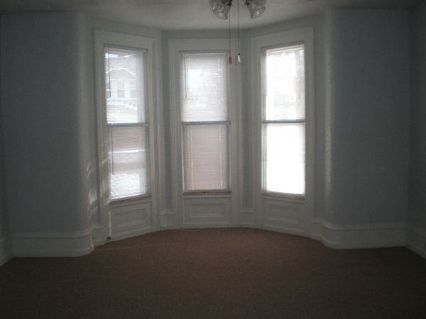 347 N Broadway St - Photo 3 of 9