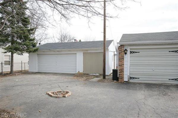 854 Upton Ave - Photo 2 of 16