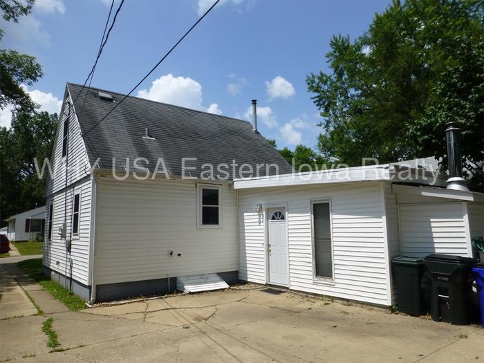 3909 Lennox Ave NE - Photo 2 of 20