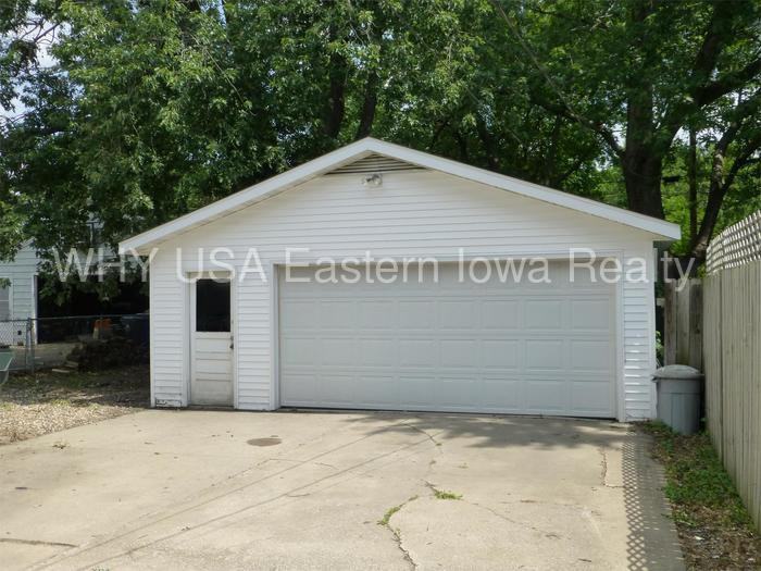 3909 Lennox Ave NE - Photo 3 of 20