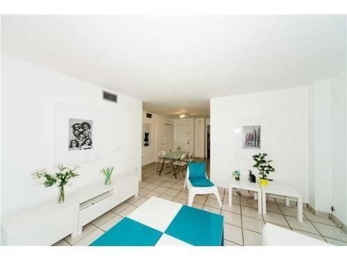 701 Collins Ave - Photo 3 of 6