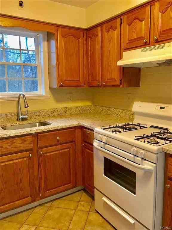 75 Suffern Ln - Photo 3 of 15