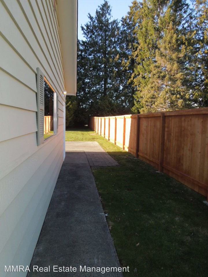 945 E Grover St - Photo 3 of 23