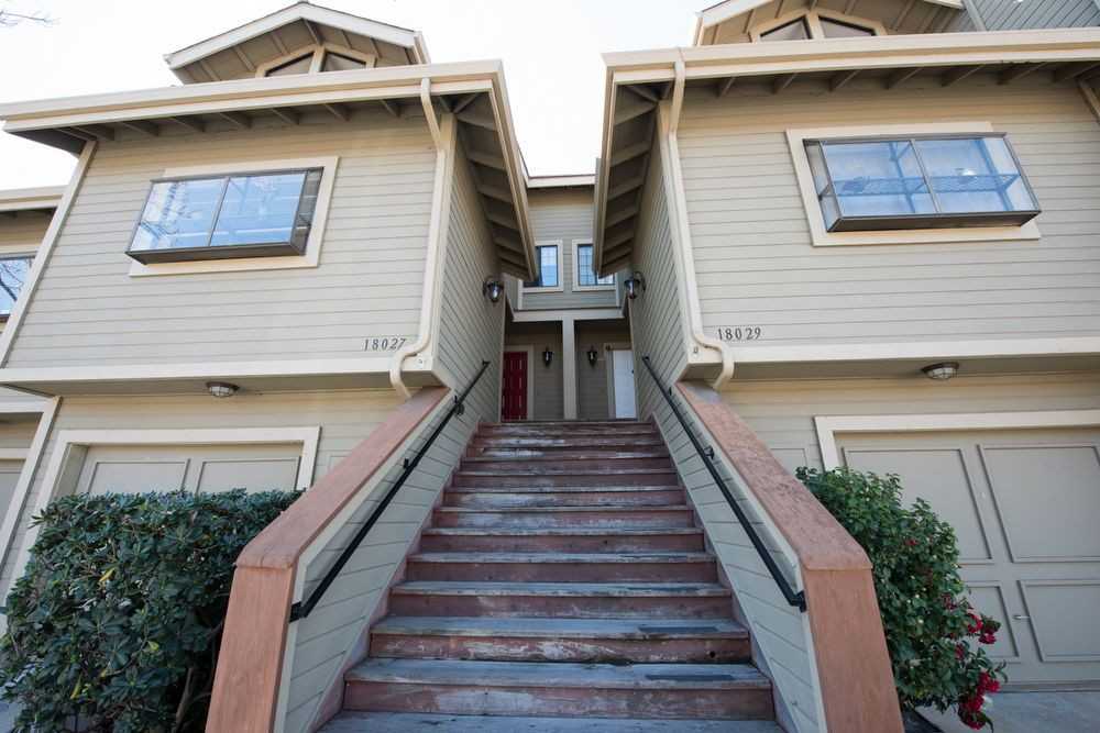 18027 Hillwood Ln - Photo 3 of 32