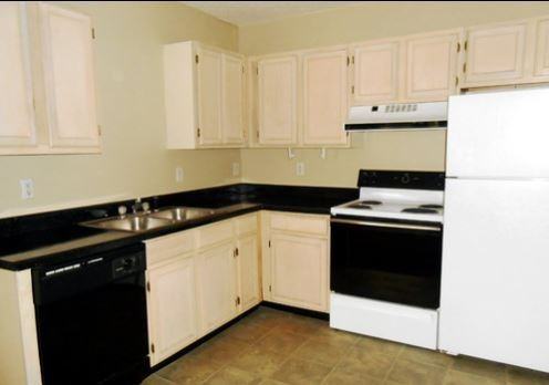 Gardendale: 2 bedroom/1 bath Washer and dryer connections...Cable and internet included. (MNR) - Photo 2 of 9