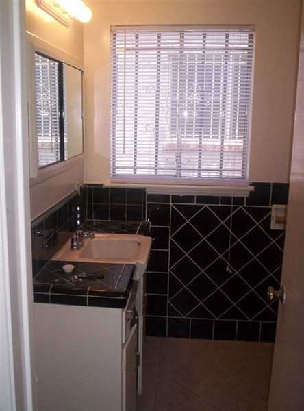 Barbara Manor Condo HOA, 723 E. 6th St - Photo 3 of 7