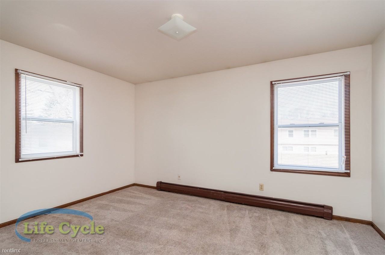 369 Pear St NE #3 - Photo 3 of 6