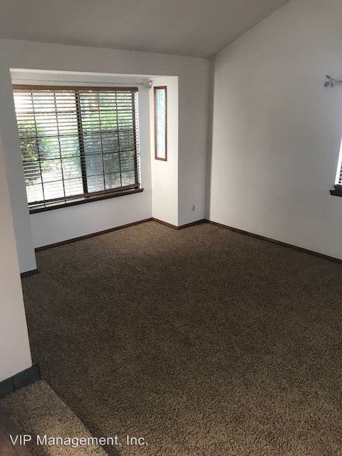 18160 Pier Dr - Photo 3 of 46