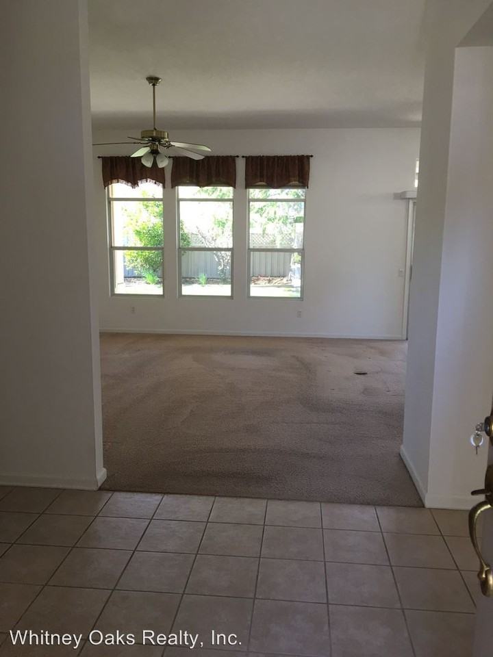 325 Savannah Ct - Photo 3 of 16