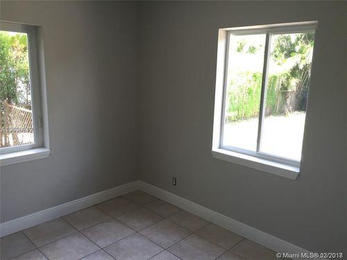 1329 SW 23rd Ave - Photo 3 of 8