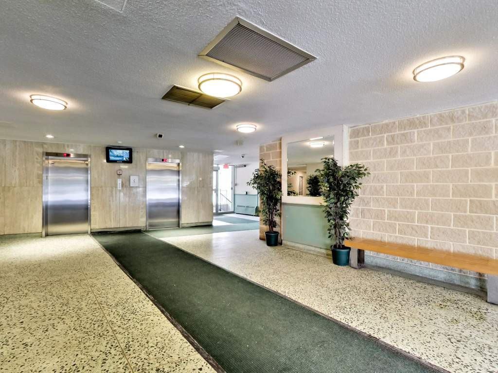 Bathville Towers Apartments 6000 Bathurst St, Toronto, ON M2R 1Z2