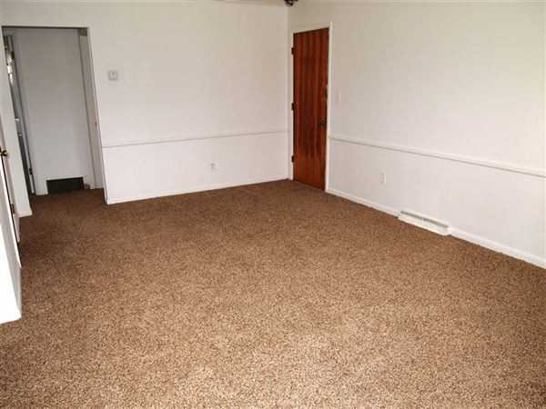 396 Hillsdale St - Photo 3 of 7