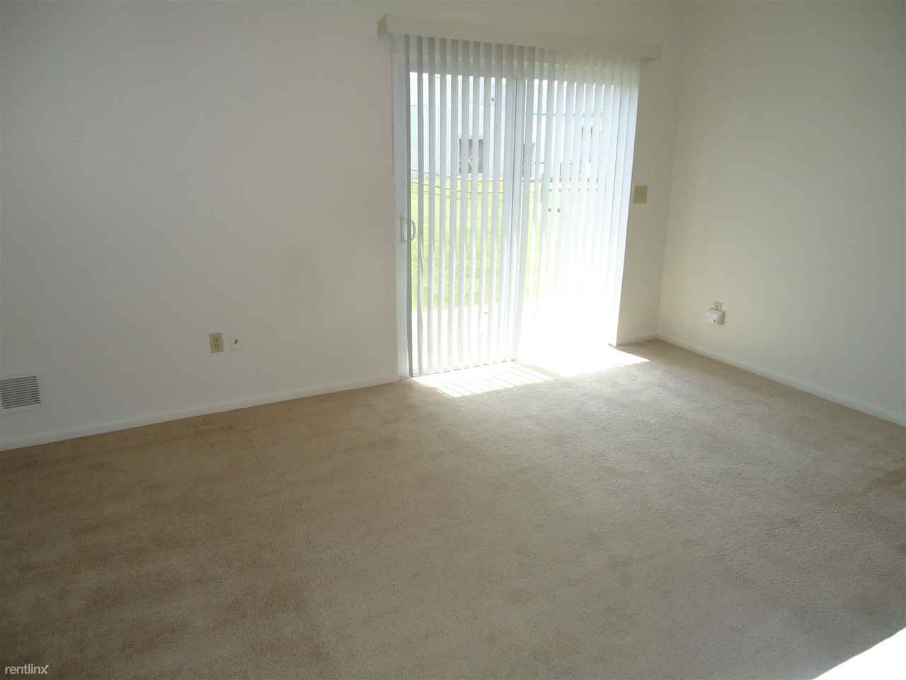 708 Hemlock Square - Photo 3 of 12