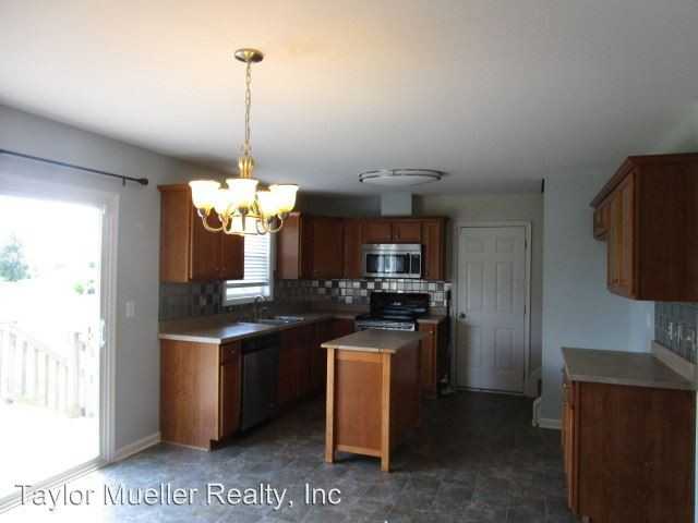 203 Queenswood Blvd - Photo 3 of 16