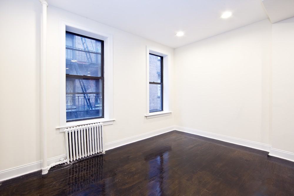 209 E 10th St - Photo 2 of 9