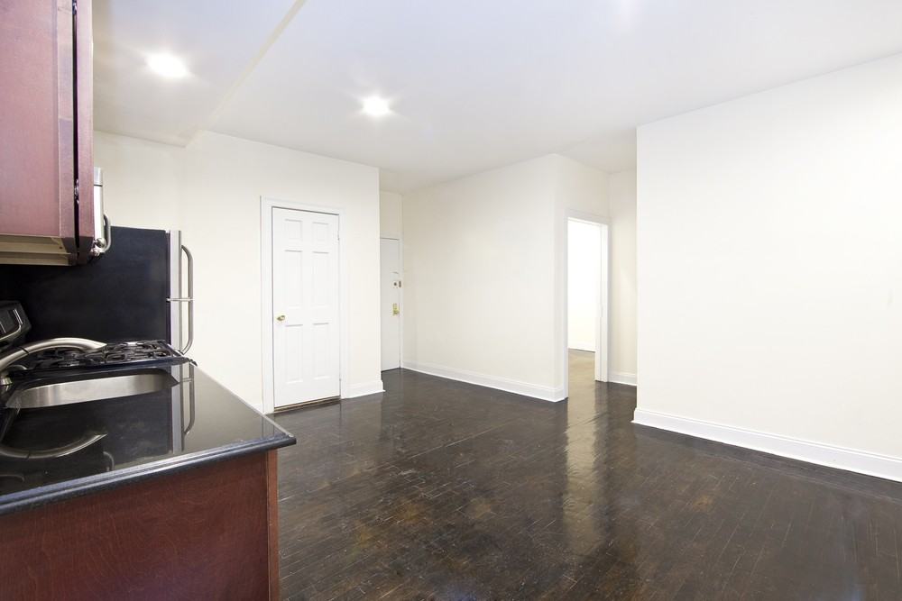 209 E 10th St - Photo 3 of 9
