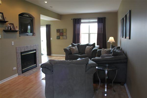 548 Gunnison Ct - Photo 2 of 10