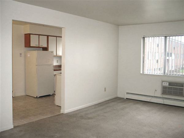 W Main St NEAR WMU, FREE HEAT, GYM MEMSHP, REDUCED TO 630, READY NOW