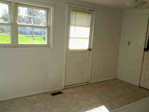 530 S Oak St - Photo 2 of 11