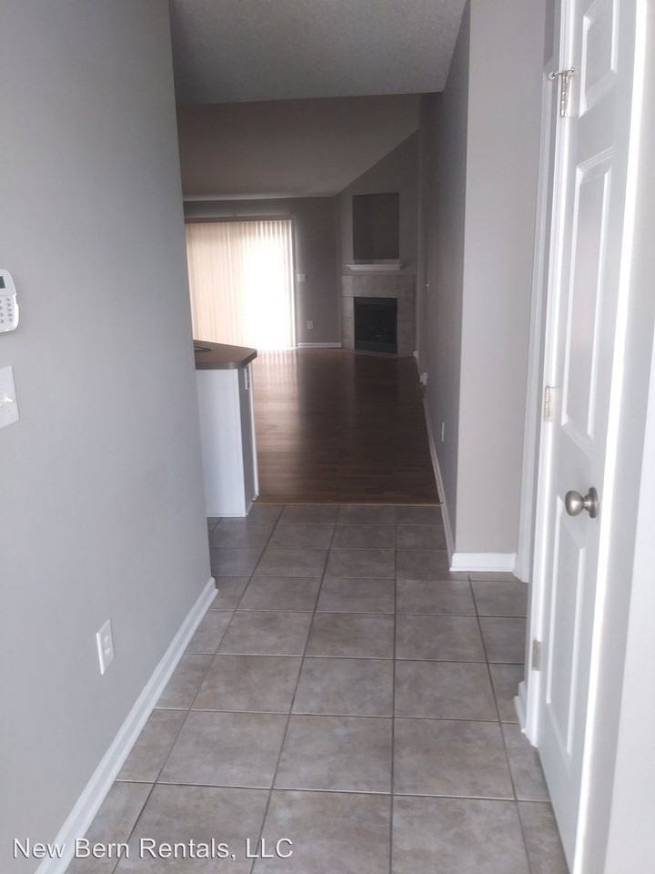 421 Nordhoff St - Photo 2 of 13