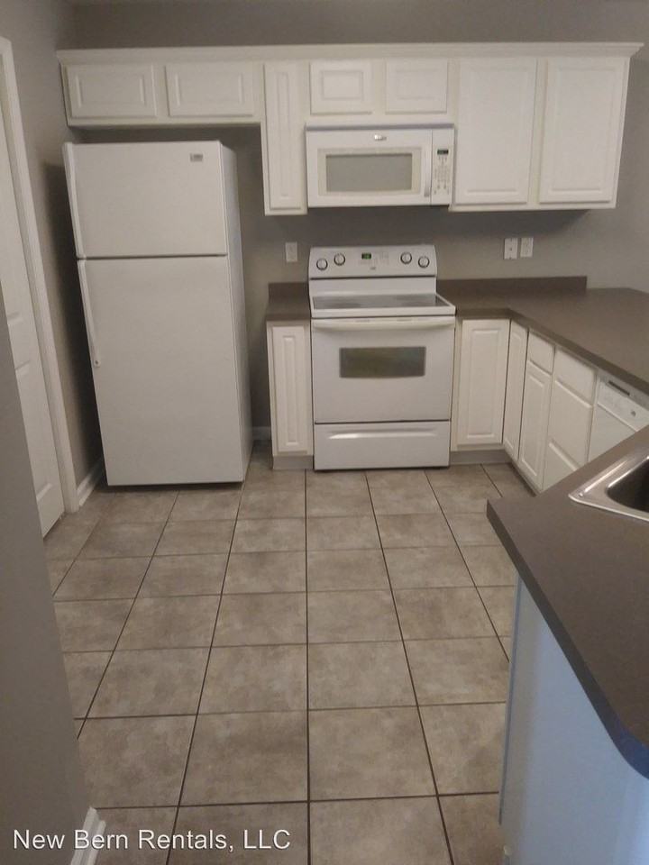 421 Nordhoff St - Photo 3 of 13