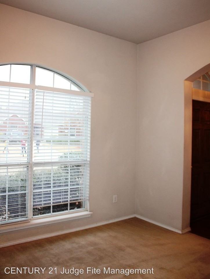 1523 Sleepy Hollow Dr - Photo 2 of 10