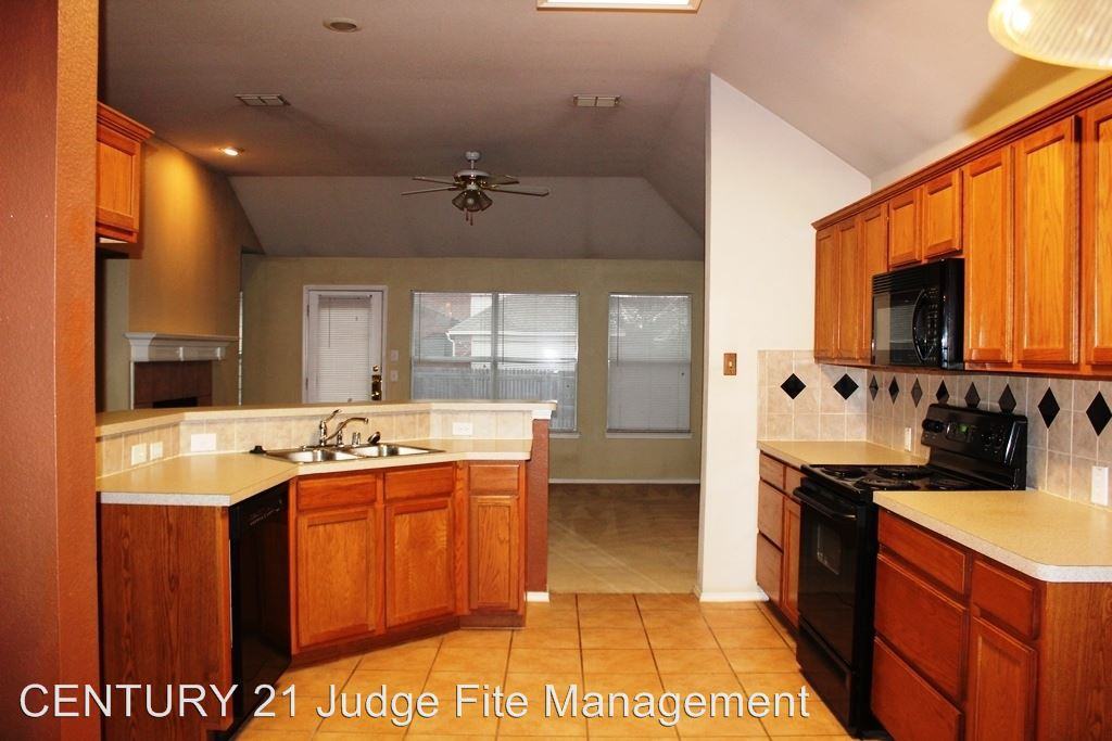 1523 Sleepy Hollow Dr - Photo 3 of 10