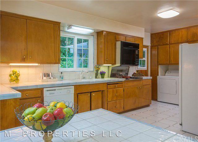 1290 Clubhouse Dr - Photo 3 of 7