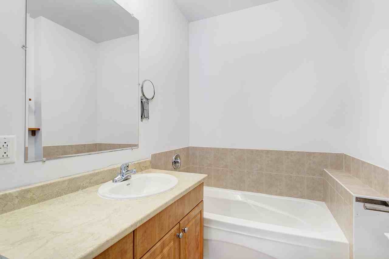 169 Rue Sherbrooke Est #C - Photo 5 of 28