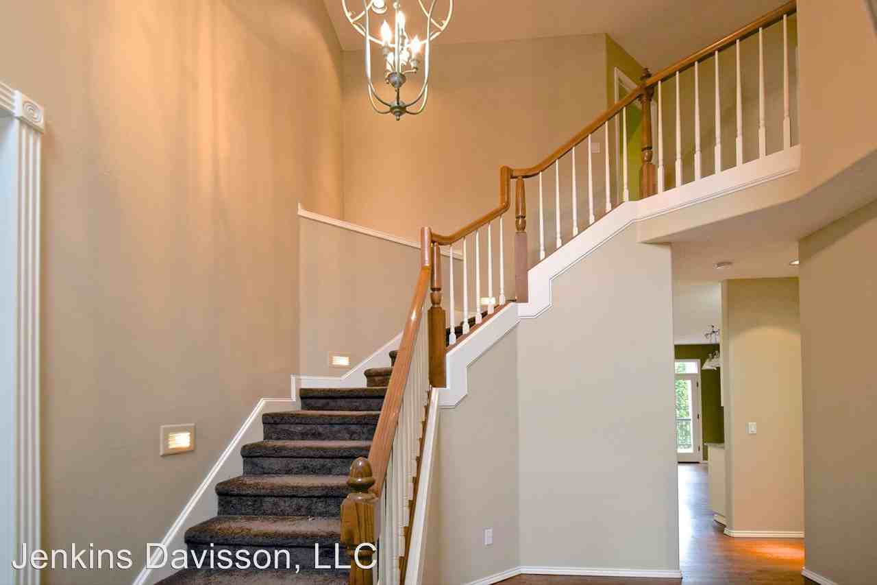 5335 Summit St - Photo 3 of 46