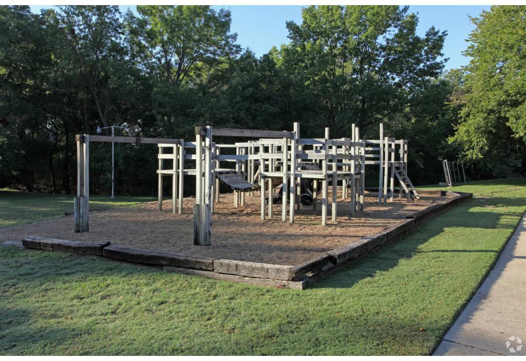 Bel Air Oaks - Photo 3 of 19