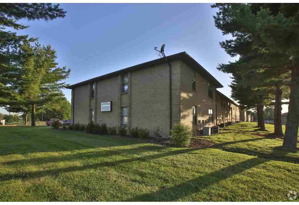 Evergreen Apartments - Photo 2 of 7