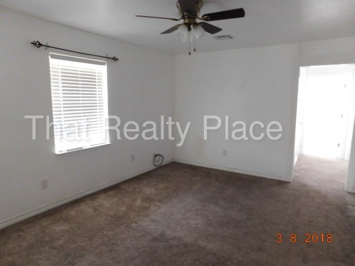 610 W Avenue B - Photo 3 of 26