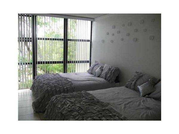 17021 N Bay Rd - Photo 3 of 9