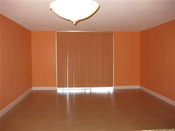 319 NE 14TH AV - Photo 2 of 10