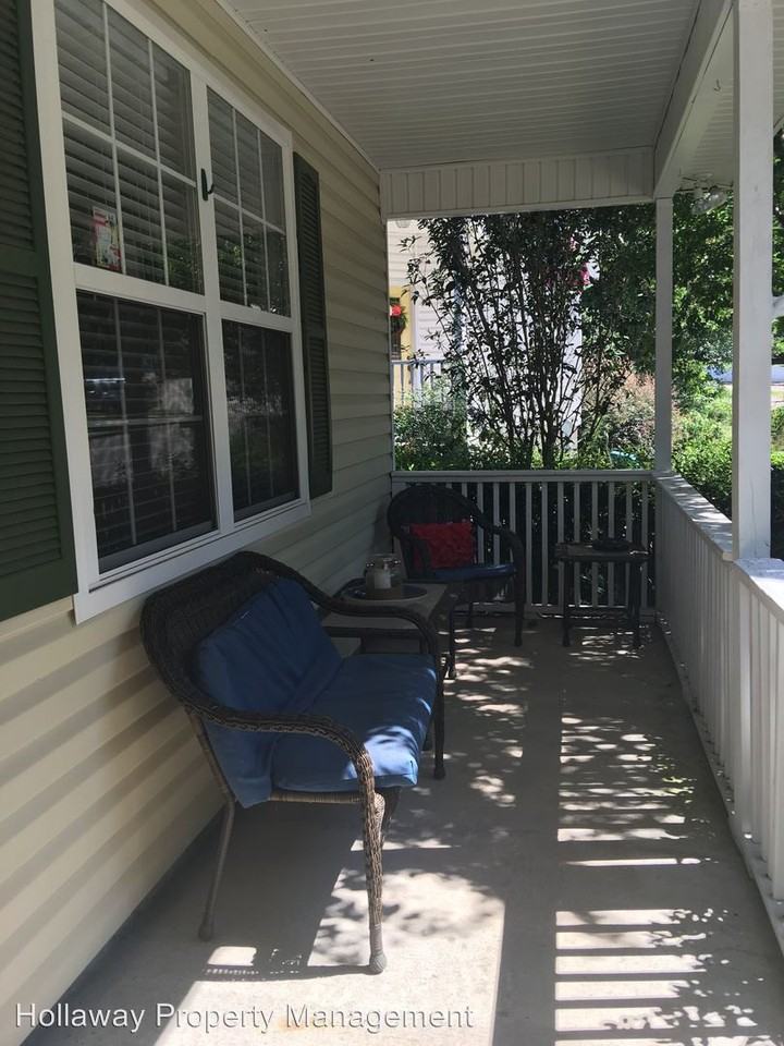 1932 Mallory Square - Photo 2 of 32