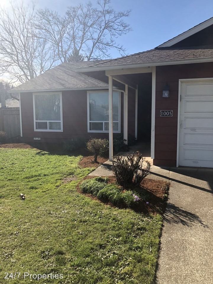 1005 S Elm Ct - Photo 2 of 10