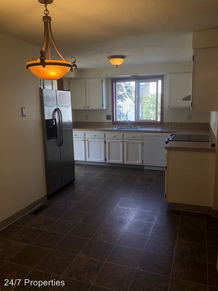 1005 S Elm Ct - Photo 3 of 10